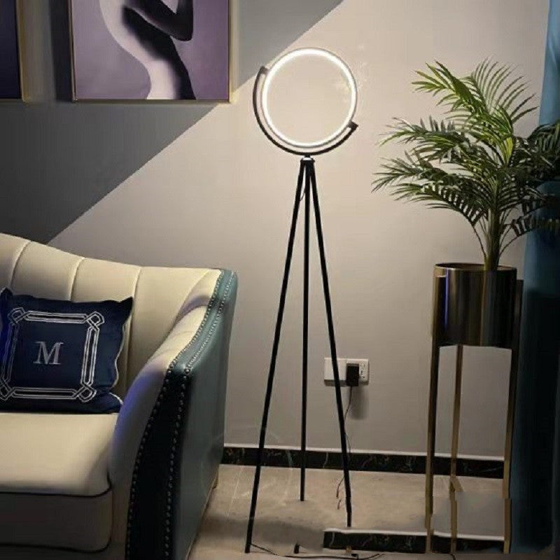 Moodly Halo – stojací lampa se světelným kruhem na trojnožce