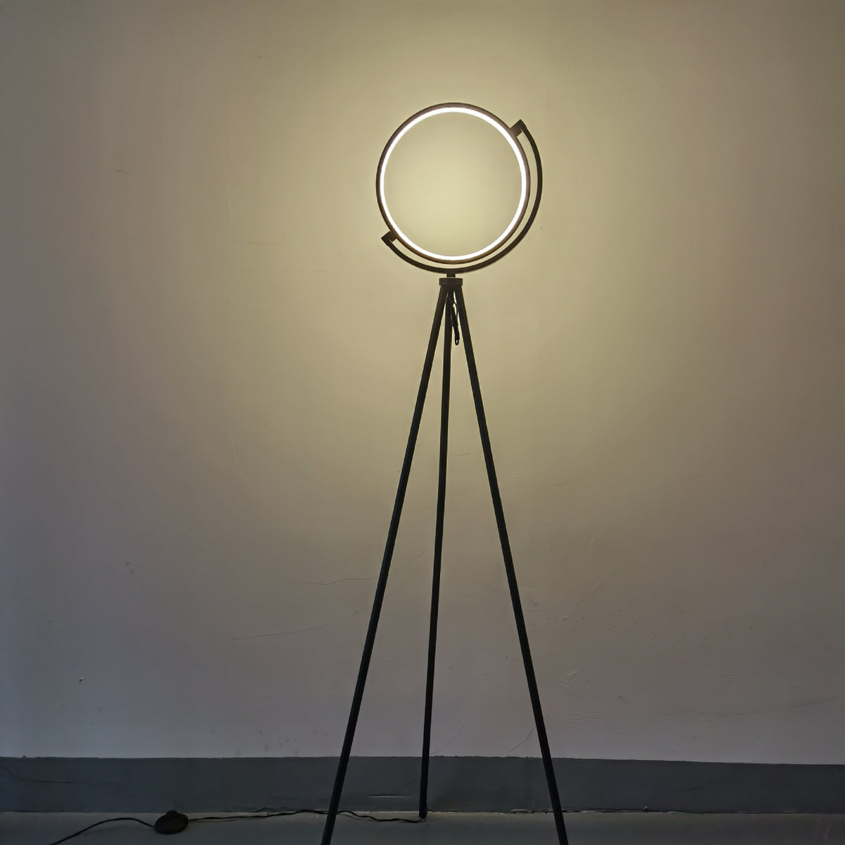 Moodly Halo – stojací lampa se světelným kruhem na trojnožce