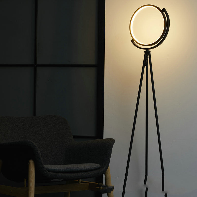Moodly Halo – stojací lampa se světelným kruhem na trojnožce