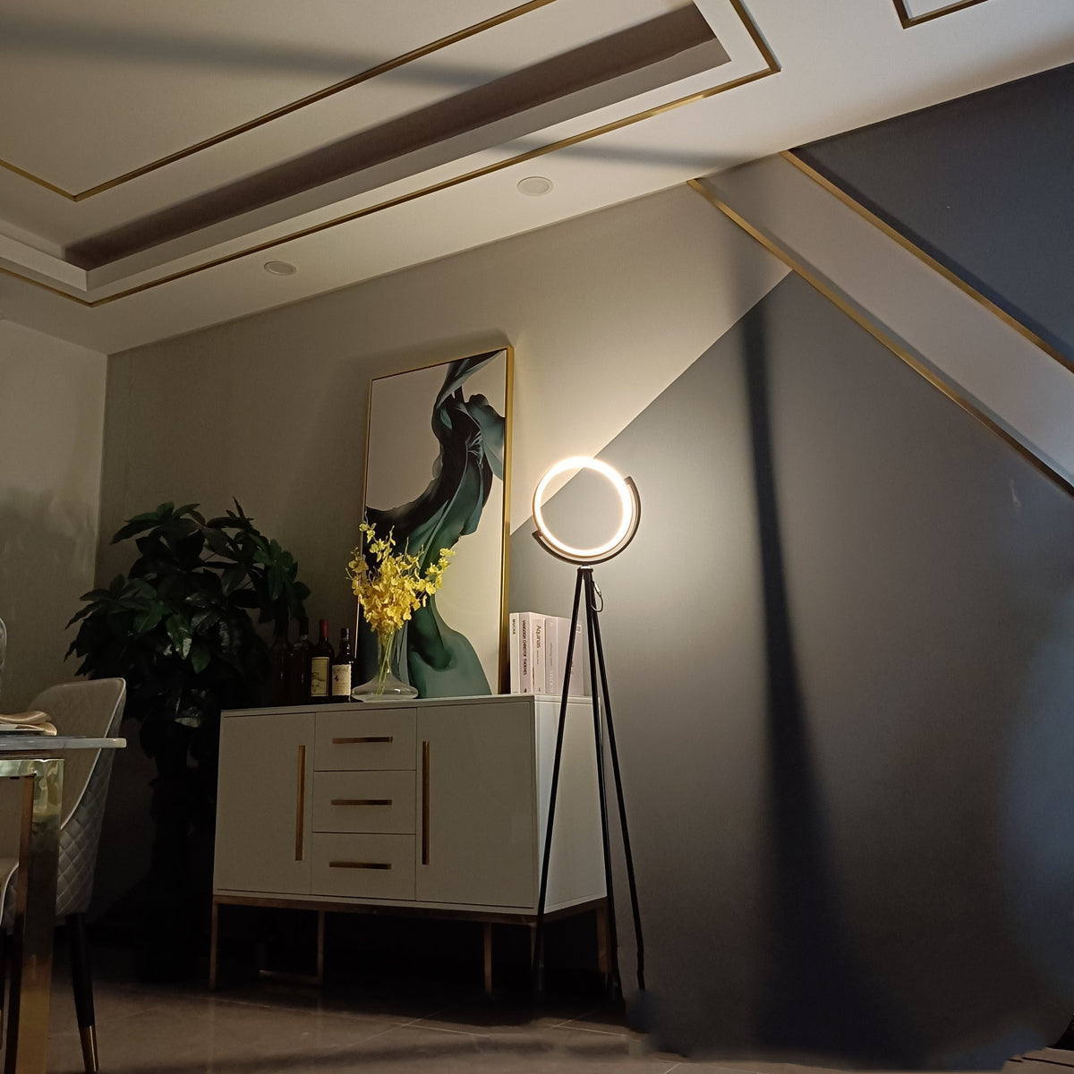 Moodly Halo – stojací lampa se světelným kruhem na trojnožce