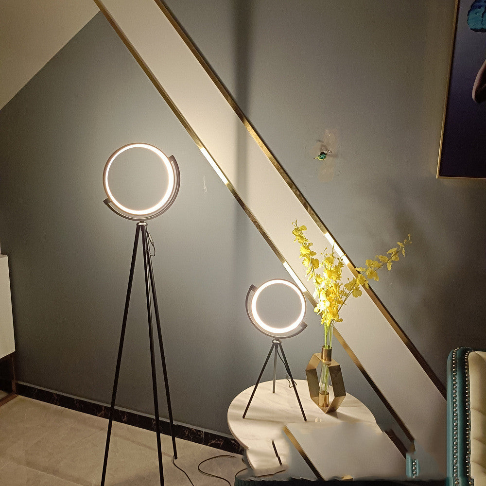 Moodly Halo – stojací lampa se světelným kruhem na trojnožce