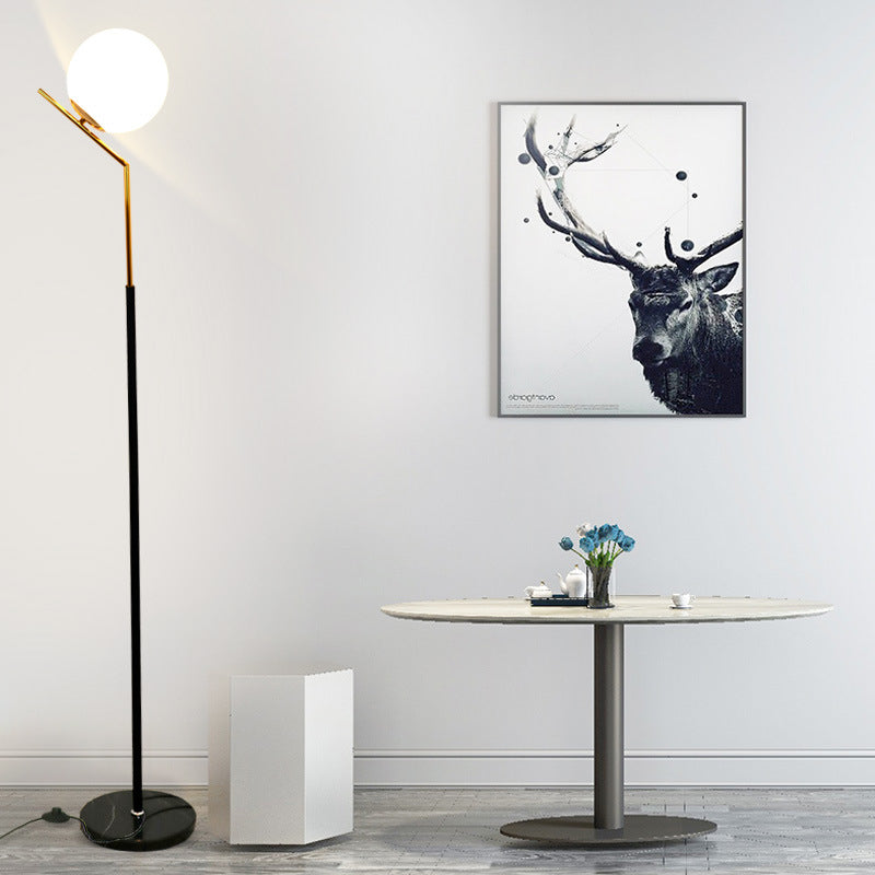 Moodly Luna – stojací lampa s opálovou koulí