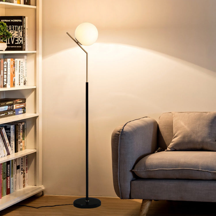 Moodly Luna – stojací lampa s opálovou koulí