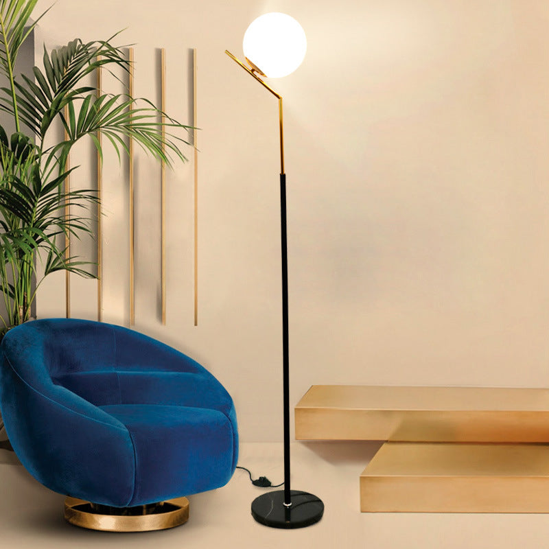 Moodly Luna – stojací lampa s opálovou koulí